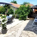Гостевой дом Mara House With